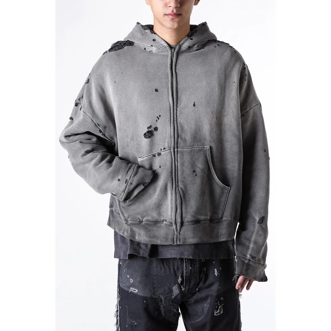 SAINT Mxxxxxx DBL FACE ZIP UP HOODIE/CHARCOAL Double-layer destroyed waffle zipper jacket, washed black S-XL, a style that has been used in the summer. After continuous fine polishing, it has finally been shipped. The finished product is simply a work of art. Super heavy washing to make the weather look old. Multiple water fades. Excessive manual wormhole damage processing. Deconstruction and reorganization embroidery technology. Custom-made zipper with LOGO. The color details of the zipper webbing are also correct. Original grade fruit main label and wash water label. Top purchasing grade. A layer of waffle fabric is added to the inner lining to make the overall texture stronger and increase the comfort and warmth of the wearer.